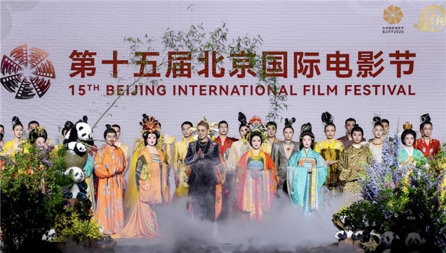 孙笠轩缂丝华服致敬大唐风华：非遗技艺与光影艺术的千年共舞 